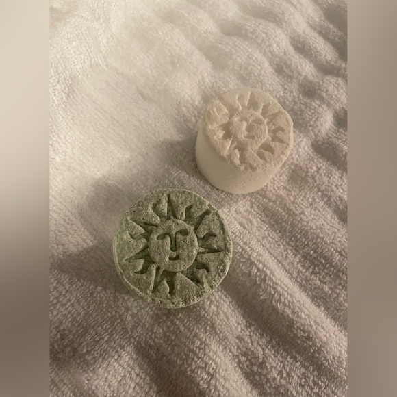 2 bath bombs - Picture 2 of 2